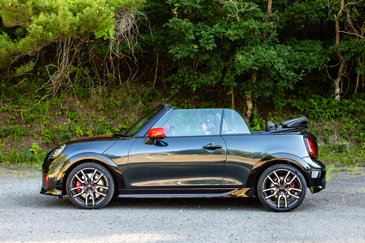 ソフトトップの格納が完了。全開からこの状態になるまでわずか20秒ほどしかかからない。