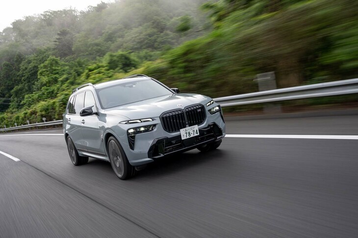 パワーユニットは最高出力530PSの4.4リッターV8ツインターボエンジン。最高出力12PSのモーターとバッテリーによってマイルドハイブリッド化されている。