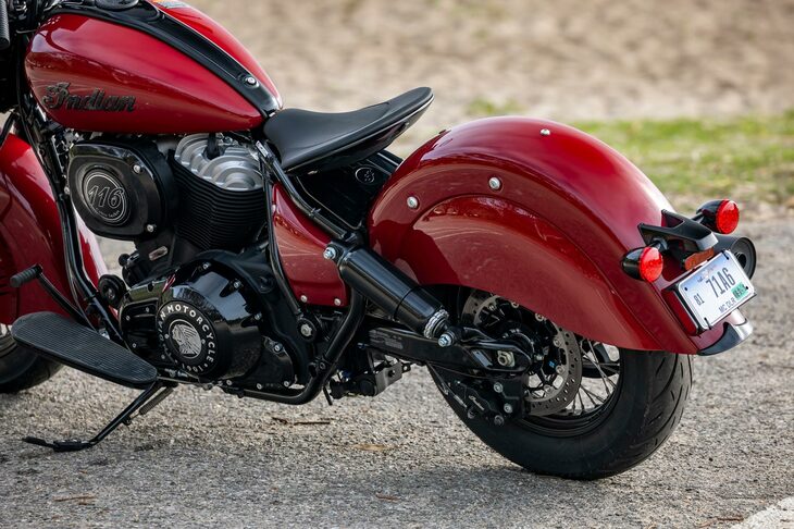 フローティングスタイルのソロシートとスカートフェンダーの組み合わせで、他の「チーフ」のモデルとは大きく異なる意匠となったリアまわり。