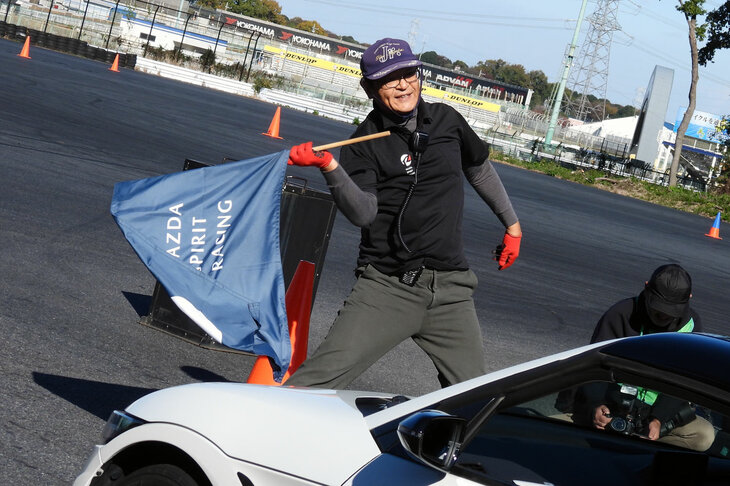 最後までキレのある旗さばきを見せ続けたスターター氏。へなちょこなタイムを出して心に傷を負った記者も、どれほどその笑顔に励まされたことか。