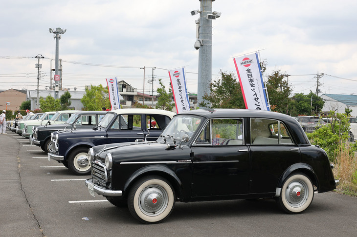 手前の1958年「ダットサン1000」（210）をはじめ、初代「ブルーバード」（310）、2代目ブルーバード（410）などの歴代ダットサンが並んでいる。