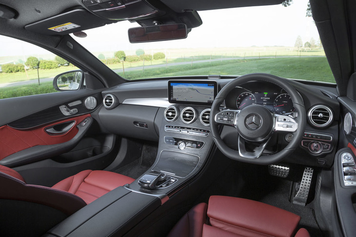 インテリアでは、センタースクリーンの大型化に加えて、フル液晶タイプのメーターパネルを採用するなど、デジタル化が進められた。