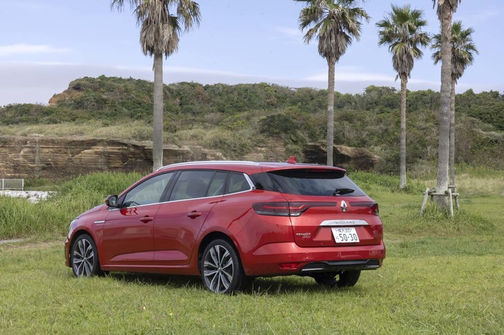 抑揚のあるボディーパネルが印象的なリアスタイル。ウィンドウエリアから上が絞り込まれており、筋肉質な印象を強めている。