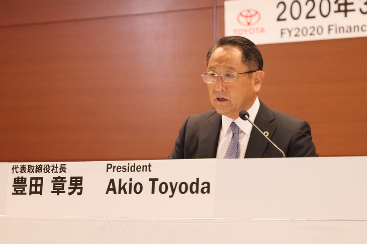 2020年3月期の決算説明会にて、業績を報告するトヨタ自動車の豊田章男社長。新型コロナウイルスの感染拡大は、好調な業績を記録していた同社も直撃。2021年3月期の営業利益は5000億円と、今期比79.5％減となりそうだと発表した。