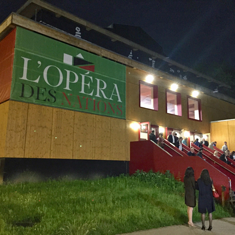 現在、ジュネーブの歌劇場は修復中。そのためオペラは、旧国際連盟近くに建設された仮設建物で上演されていた。仮説とはいえデザインはモダンで、音響も満足ゆくものだった。