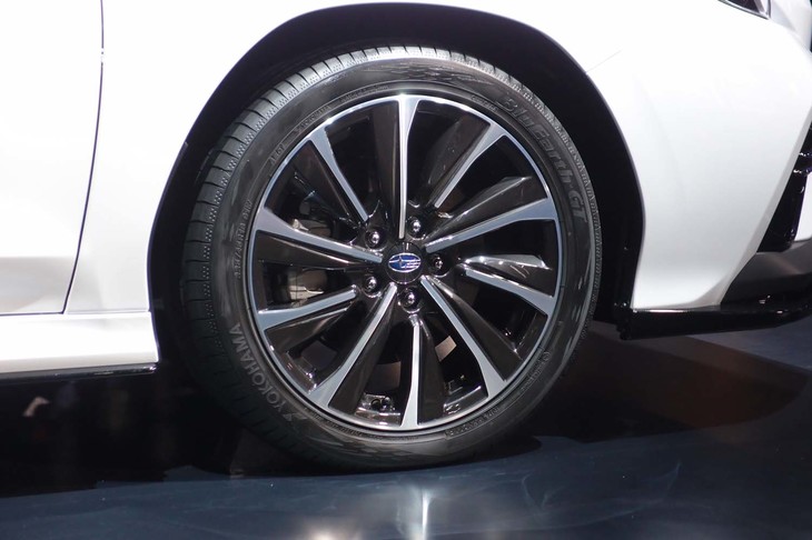 ショーの展示車には、10スポークの18インチホイールが装着されたいた。