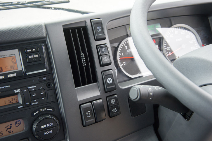 いすゞ・エルフ ワイドキャブ ロングボディー ドライバン