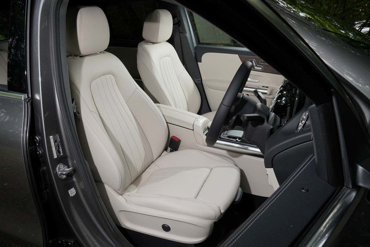 メルセデス・ベンツGLA200d 4MATIC（フロントシート）