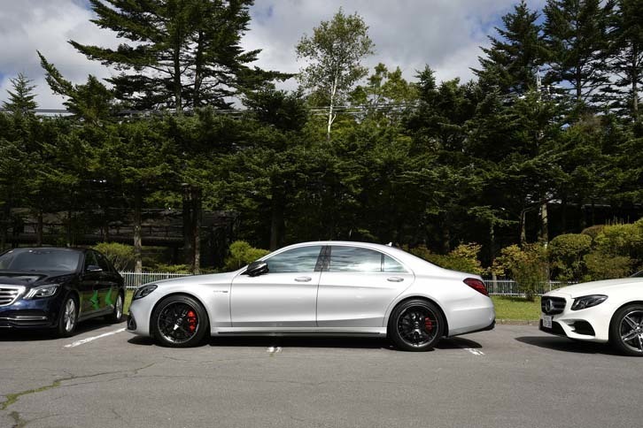 写真は「リモートパーキングアシスト」を利用して縦列駐車したところ。前後とも1mに満たないくらいのスペースでも、スムーズに駐車ができた。