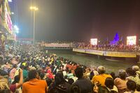 毎晩ガンジス川で行われるヒンドゥ教のお祈りの儀式「アルティ」の様子。（渡辺）