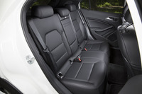 後部座席には、大人が乗っても快適に過ごせるだけの、必要にして十分な室内空間が与えられる。