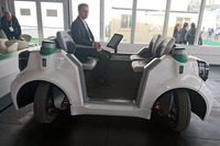 独シェフラーが走行デモを実施した試作車「Schaeffler Mover」。車輪を90度回転させ、真横に動くことが可能となっている。