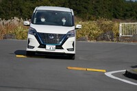 段差路で路面からの入力を吟味しているところ。同じクルマのパフォーマンスダンパー装着者・非装着車を乗り比べると、その違いがよくわかる。