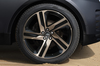 「グロスブラック＆カッパーティンテッドラッカー」のカラーと、ダイヤモンドターンドフィニッシュが特徴となる「22インチ“スタイル5124”アロイホイール」を標準装備としている。