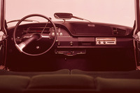 1本スポークのステアリングホイールが目を引くインストゥルメントパネルまわり。インテリアはデザインが革新的だっただけでなく、プラスチックなどの“新素材”が積極的に取り入れられていた。