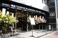 サラリーマンの聖地に「タミヤ プラモデルファクトリー 新橋店」がオープン