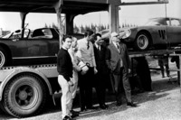 エンツォ・フェラーリ（写真右端）は、生涯の大半をレースとともに過ごした。1973年に、後のフェラーリ社会長となるルカ・ディ・モンテゼーモロにチーム運営を任せるまで、スクーデリア・フェラーリの第一線で活躍。「フェラーリはレースを行うためにクルマを市販している」と言われたほど、事業の中心がレース活動だったのだ。