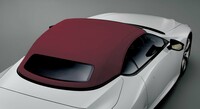 「LC500コンバーチブル」にはレッドのソフトトップが設定された。