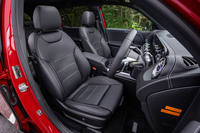 ブラックの本革シートは、28万円の有償オプションとなる「AMGレザーエクスクルーシブパッケージ」に含まれるアイテム。フロントシートにはヒーターが標準で装備されている。