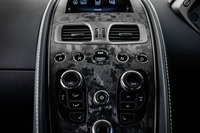 独創的なインストゥルメントパネルまわり。エアコン吹き出し口の下にシフトセレクターが配置される。