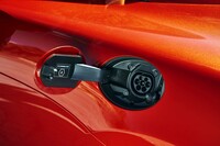 給電口は車体の左後方にレイアウトされている。外部充電のほか、エンジンを使ったチャージも可能だ。