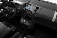 「ベルランゴ」のインストゥルメントパネル。特別仕様車「デビューエディション」は、Apple CarPlayやAndroid Autoのスマートフォン接続機能を有するインフォテインメントシステムを搭載。