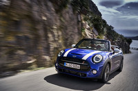 日本仕様における「MINIコンバーチブル」のカタログ燃費は、「クーパー」で16.4km/リッター、「クーパーS」で15.5km/リッターとなっている（いずれもJC08モード）。