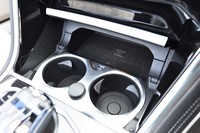 カップホルダーの奥には、Qi（チー）規格の携帯電話を置くだけで充電できる「ワイヤレス・チャージング」が配置されている。