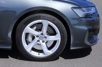 「Sライン」では、「5アームダイナミックデザイン」と呼ばれる写真の19インチホイールが標準装備される。試乗車には245/45R19サイズの「ミシュラン・パイロットスポーツ4」タイヤが組み合わされていた。