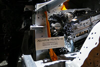 「ヴェルファイア」ではサスペンションに独自のチューニングを加えているほか、ボディーにラジエーターサポートとサイドメンバーをつなぐフロントパフォーマンスブレースを追加している。