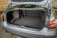 ゆったりとしたトランクルームは歴代「クラウン」の伝統のひとつ。最大で4個のゴルフバッグを収納できる。