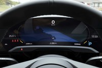 液晶メーターには、カーナビのマップを大きく映し出すこともできる。