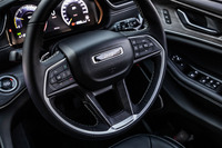 指先の操作だけで運転席のマルチビューディスプレイやエアコン、ヘッドアップディスプレイ、「Uconnect」システムのコントロールが行えるステアリングホイールスイッチ標準装備される。