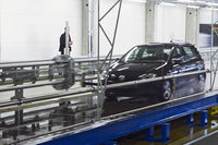 2012年に稼働した全自動ブレーキ性能屋内試験場「AIBA」。油圧装置による路面の交換が可能で、季節や天候によらず、さまざまな路面状態でのブレーキ性能を効率的にテストできる。