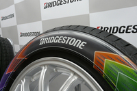 ブリヂストンが「色」でタイヤの楽しみ方を提案