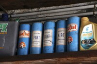 古いフィアット純正オイル缶のコレクション。