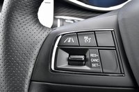 アダプティブクルーズコントロールの操作系は、ステアリングホイールの右スポークに備わる。