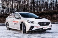 「スバル・レヴォーグ」に装着された「ブリザックVRX3」のサイズは215/50R17。あえてラフなアクセルやステアリング操作を試みても、難なく今回の雪上特設コースをクリアできた。