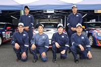 今回の岡山ラウンドでCG ROBOT RACING TEAMに心強い助っ人として加わってくださったスバルのディーラーメカニックの皆さん。前列左から、安藤 響メカ（兵庫スバル自動車 明石店）、五十嵐宏介メカ（四国スバル 今治店）、安河内和輝メカ（福岡スバル 千早店）、谷 悠輔メカ（広島スバル 東雲店）。後列左から、伊藤諒弥メカ（岡山スバル自動車 倉敷中島店）、宮本佳彦メカ（大阪スバル 帝塚山店）の6人だ。