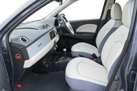 レザーシートはデザインも専用仕立て。サイド部分にはファブリックを使用し、背もたれには「nostalgia」ロゴがステッチされる。