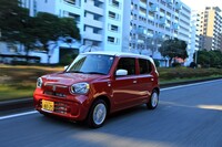 心地よさにもこだわった新型「アルト」では、風切り音や雨音、エンジン音、排気音、ステアリング振動など、不快な振動や音が先代モデルより抑えられている。