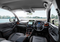 疲れにくい、運転しやすい設計を通して事故のリスクを減らす“0次安全”の一環として、運転席からの視界のよさを重視するスバル。その伝統は現行型「フォレスター」にも受け継がれている。