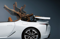 電動のソフトトップは4層構造。走行中でも50km/h以下であれば開閉可能。オープン／クローズともに約15秒でアクションが完了する。