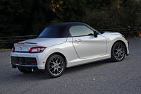 ボディー下部にはサイドスカートやリアサイドスポイラーも装着。「コペンGRスポーツ」用の空力パーツは、車体周辺の空気の流れを整え、ドライバビリティーを向上させることを狙ったものだった。