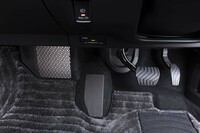 フットレスト左の組子模様の奥には照明が仕込まれており、足もと空間を間接照明のように照らし出す。