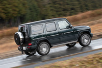 NATO向けの軍用車両を出自とする「Gクラス」。1979年の誕生以来、たびたび大幅な改良やモデルチェンジを受けてきたが、高い悪路走破性能や耐久性は最新モデルでも健在である。