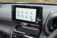 ディスプレイオーディオは最新世代のものにアップデート。画面下のオープントレイは、フチの部分がピアノブラック調に変更されていた。