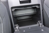 左右の席間にはカギ付きの収納スペースが用意される。