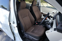 「シエンタ」の前席。試乗した上級グレード「G」には、ベーシックグレードとは異なる“上級ファブリック”のシート表皮が与えられる。