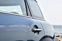 リアのドアハンドルに沿って“キックアップ”状のプレスラインが走る。